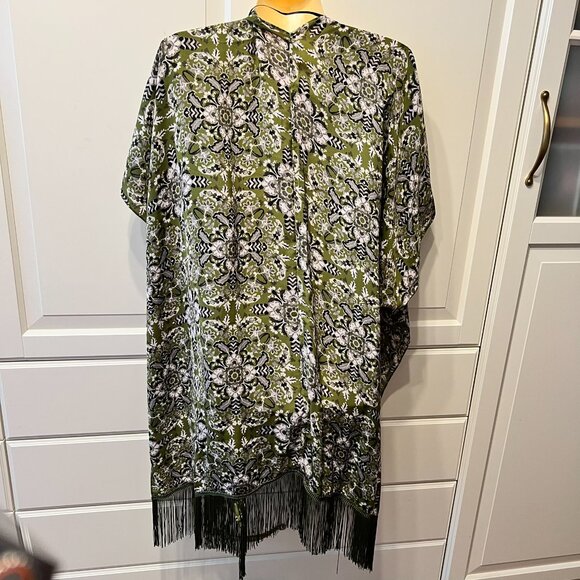 C EST 1946 Chic Luxury Resort Floral-Print Kimono w/Fringe Trim (One-Size) - Picture 4 of 9